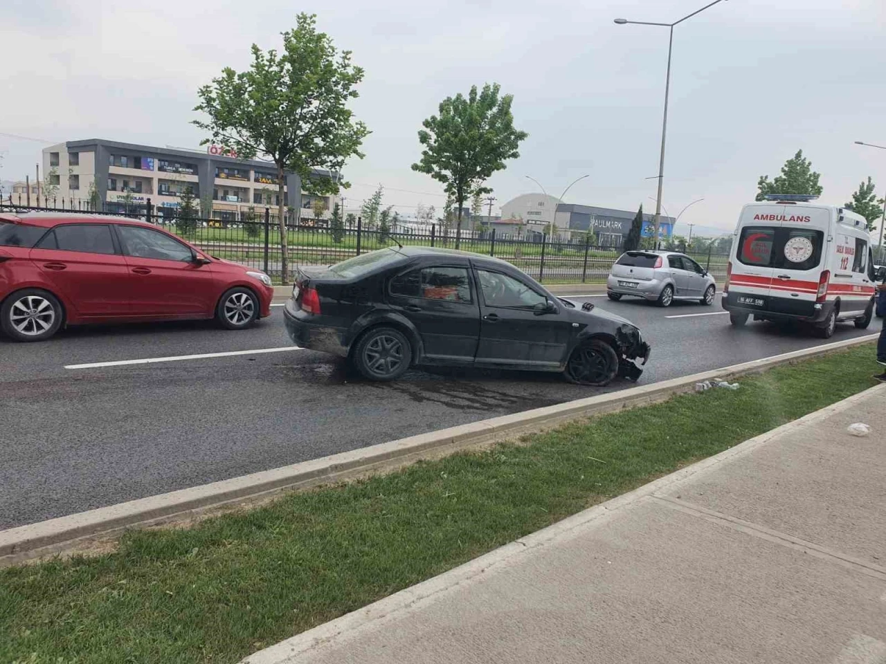 Bariyere çarptı yaralandı
