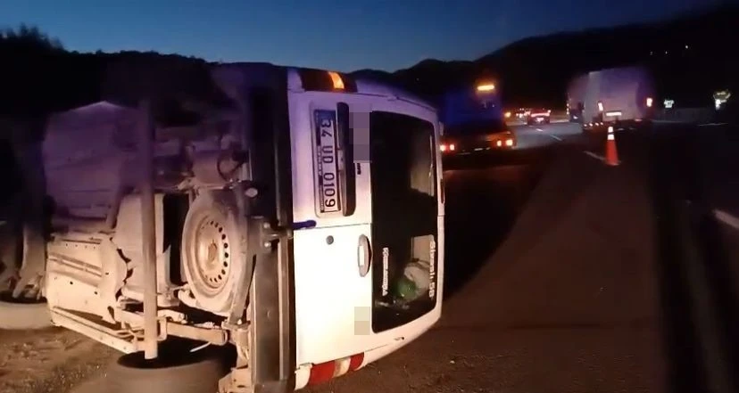 Bariyerlere çarpan araç yan yattı
