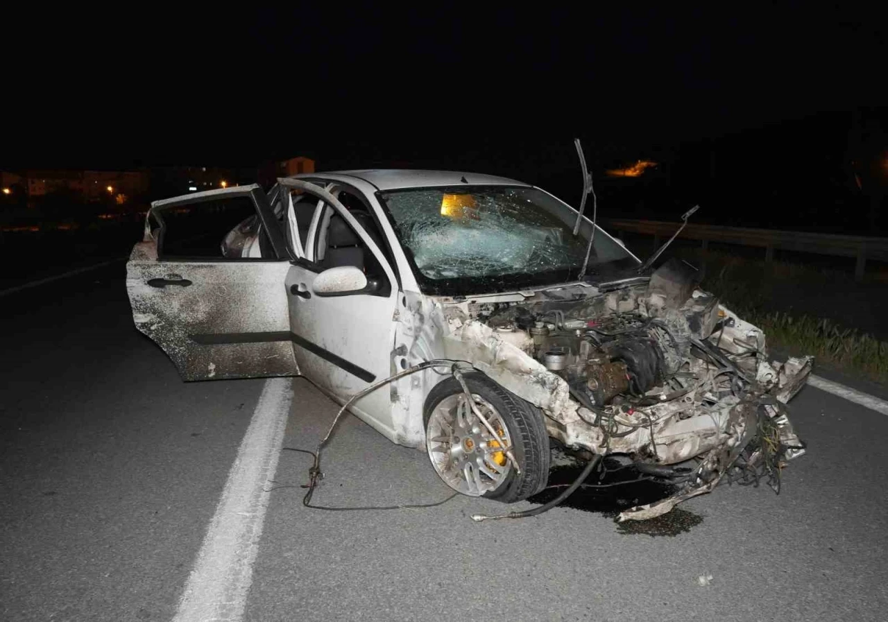 Bariyerlere çarpan araçtan fırladı: Kimliği belirsiz kişi olay yerinde can verdi
