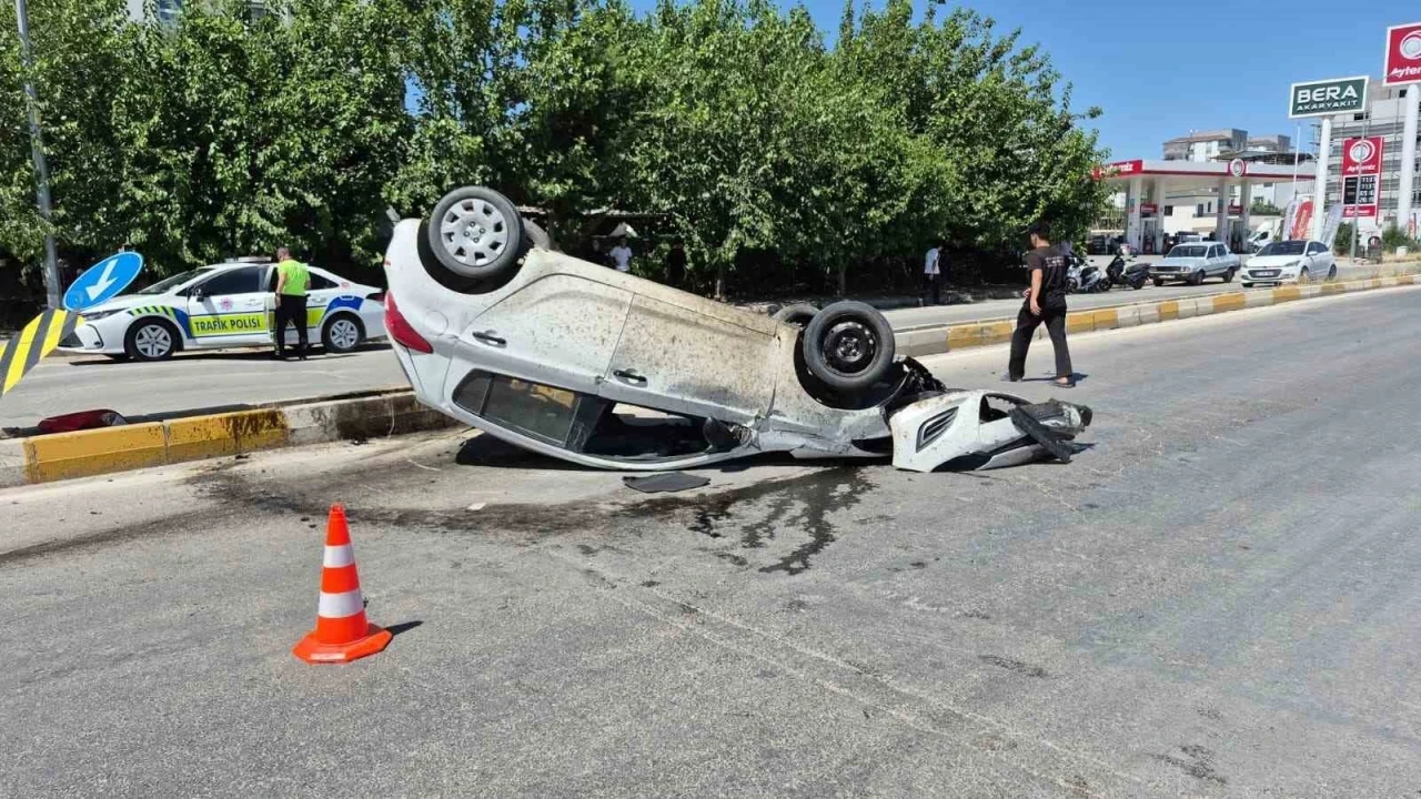 Bariyerlere &ccedil;arpan otomobil takla attı: 1 yaralı
