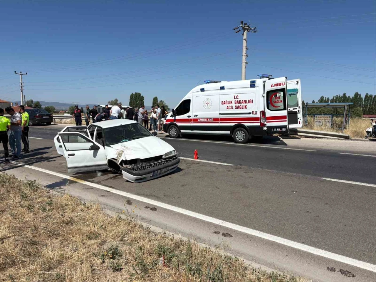 Bariyerlere &ccedil;arpan otomobilde 6 kişi yaralandı
