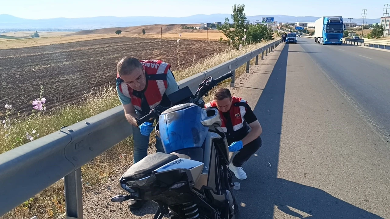 Bariyerlere çarpıp 30 metre sürüklenen motosikletin sürücüsü yaşamını yitirdi
