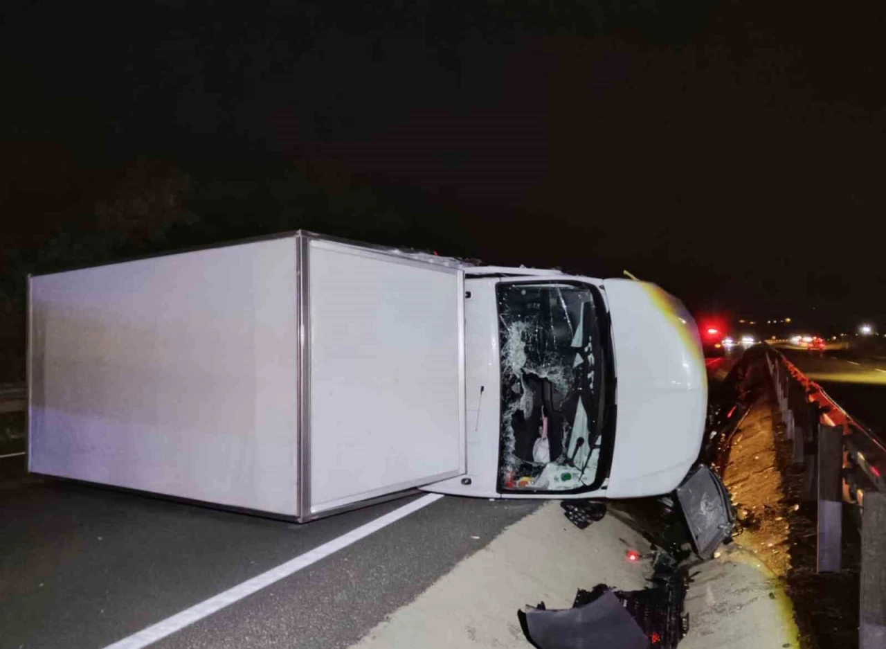 Bariyerlere &ccedil;arpıp devrilen kamyonetin s&uuml;r&uuml;c&uuml;s&uuml; yaralandı
