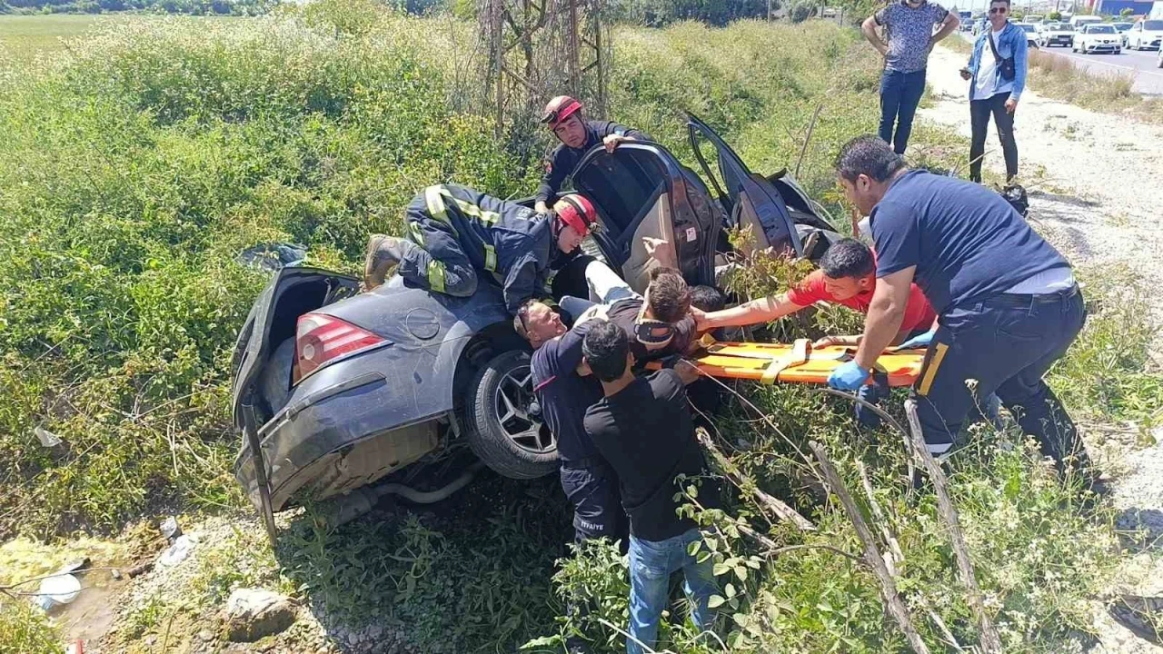 Bariyerlere çarpıp kanala devrildi, ters dönen araçtan sağ kurtuldular
