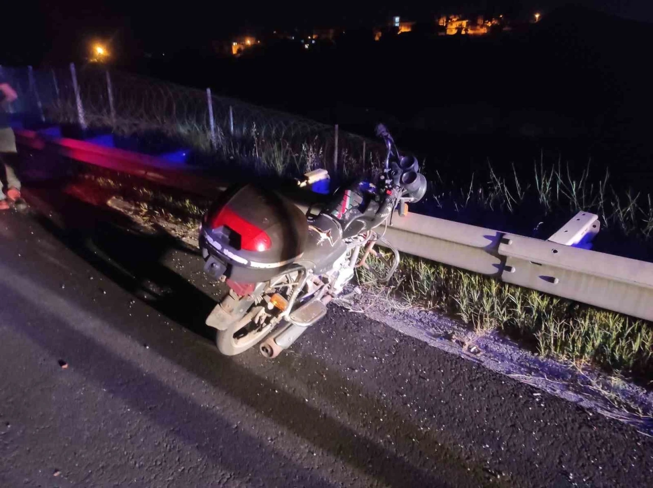 Bariyerlere sıkışmış motosikleti trafik ekiplerinin dikkati ortaya çıkardı

