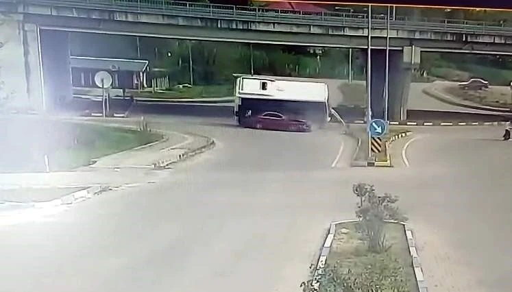 Bartın&rsquo;da 44 kişinin yaralandığı otob&uuml;s kazasının g&ouml;r&uuml;nt&uuml;s&uuml; ortaya &ccedil;ıktı
