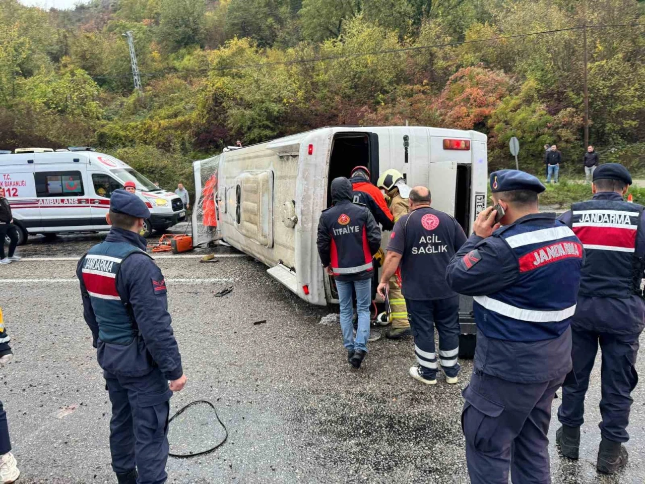 Bartın’da işçi servisi devrildi: 1 ölü, 19 yaralı