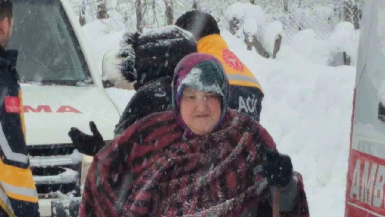 Bartın&rsquo;da kar kalınlığı 120 santimetreyi aştı
