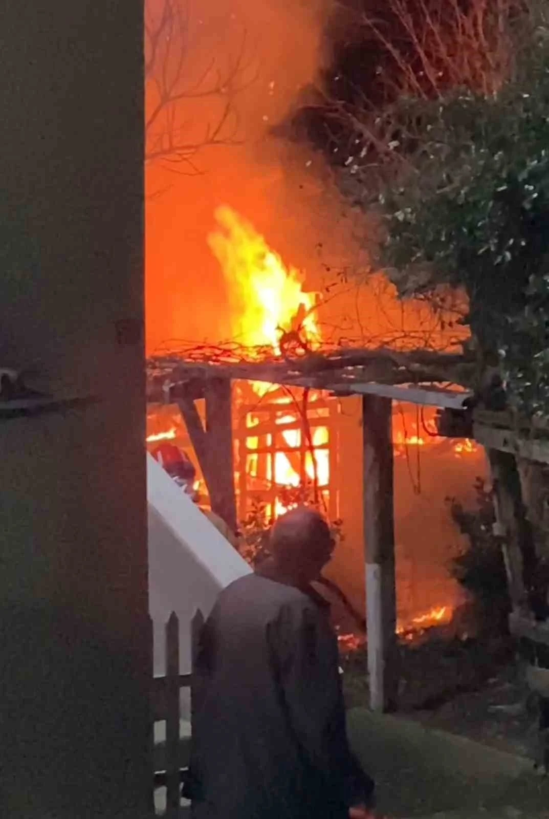 Bartın&rsquo;da odunluk yangını paniğe neden oldu
