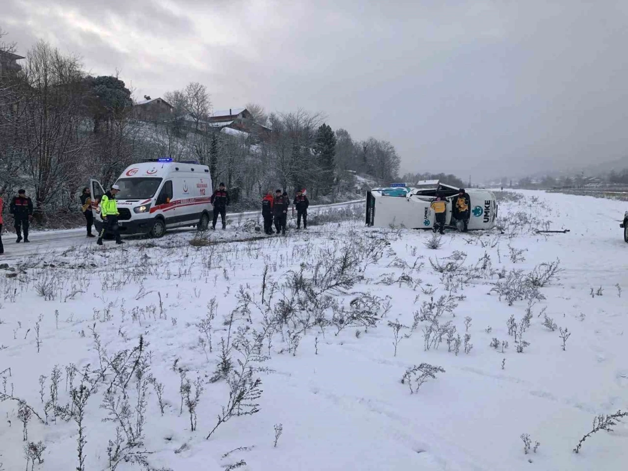 Bartın’da yardıma giden UMKE aracı buzlu yolda devrildi: 1 yaralı
