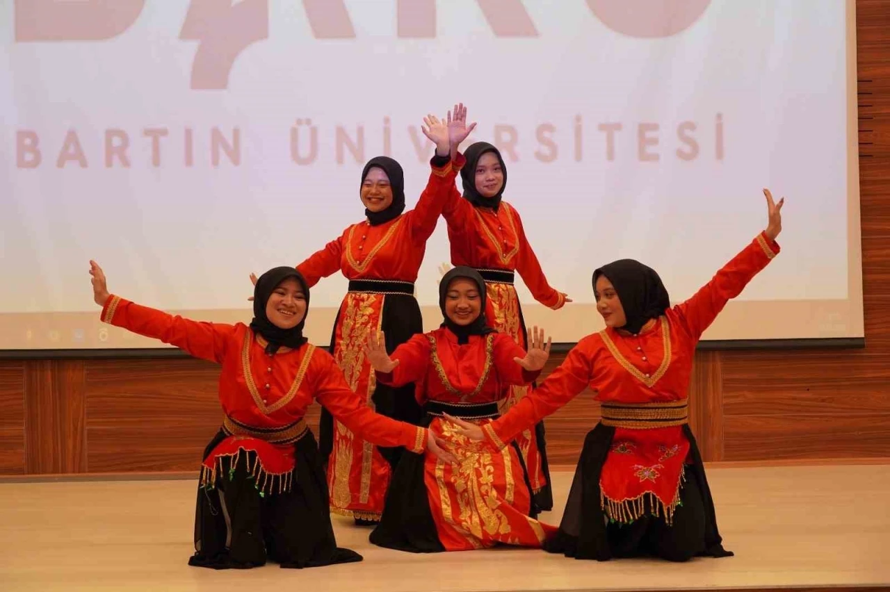 BAR&Uuml;&rsquo;de farklı k&uuml;lt&uuml;rler bir araya geldi
