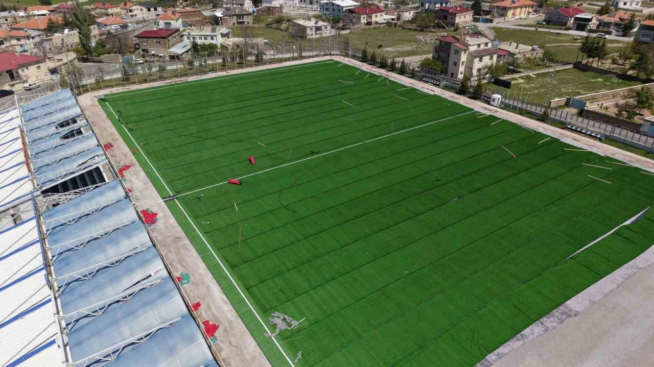 Başakpınar Spor Merkezi’nin çimleri ve yedek kulübeleri yenileniyor
