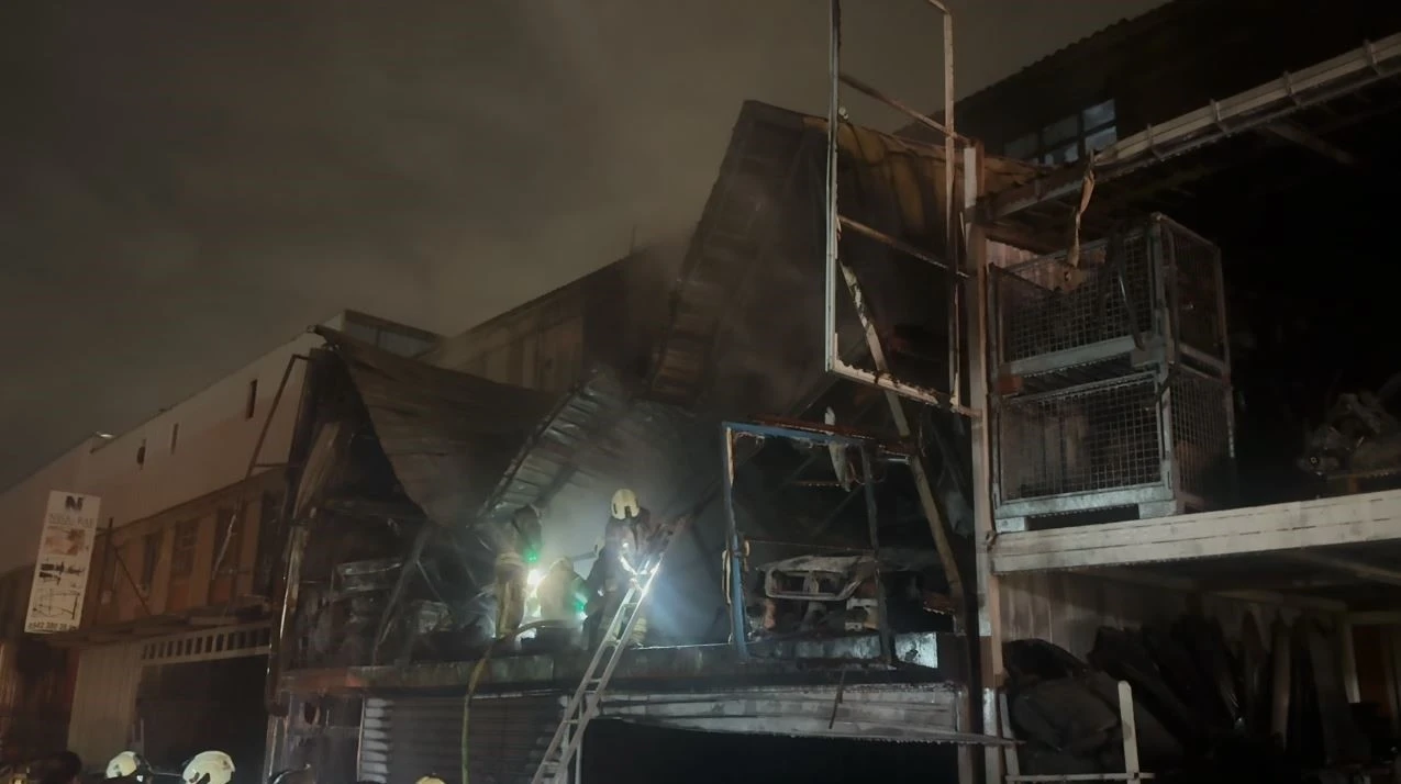 Başakşehir Atat&uuml;rk Oto Sanayi Sitesi&rsquo;nde korkutan yangın
