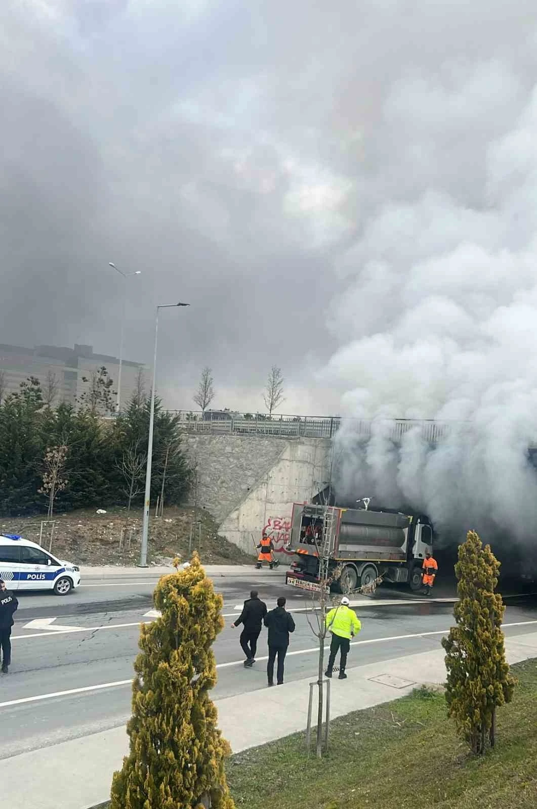 Başakşehir Çam ve Sakura Şehir Hastanesi girişinde otobüste bilinmeyen bir nedenle yangın çıktı. Olay yerine itfaiye ekipleri sevk edildi.