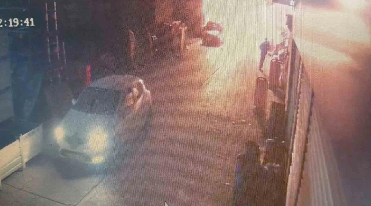 Başakşehir&rsquo;de 1 kişinin &ouml;ld&uuml;ğ&uuml; yangının g&uuml;venlik kamerası kayıtları ortaya &ccedil;ıktı
