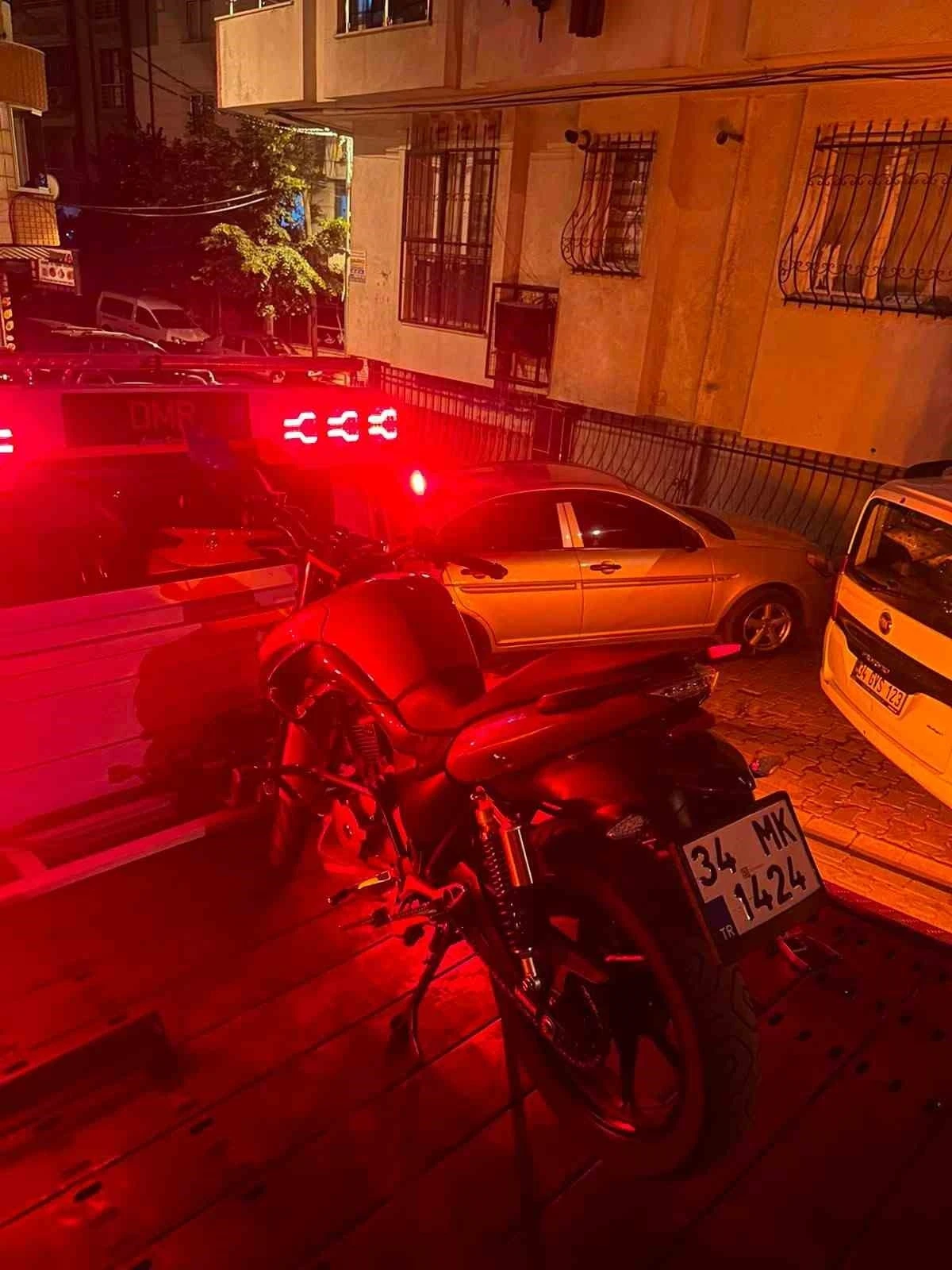 Başakşehir&rsquo;de 150 bin liralık motosikletle akrobatik hareketleri pahalıya patladı: Ehliyetsiz s&uuml;r&uuml;c&uuml;ye motorun 2 katı değerinde ceza yazıldı
