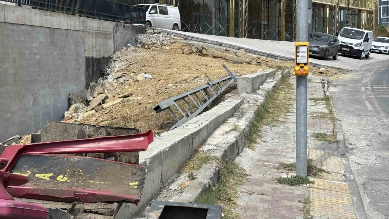 Başakşehir’de araç dükkanlara daldı: Ezilmekten bir adımla kurtuldu
