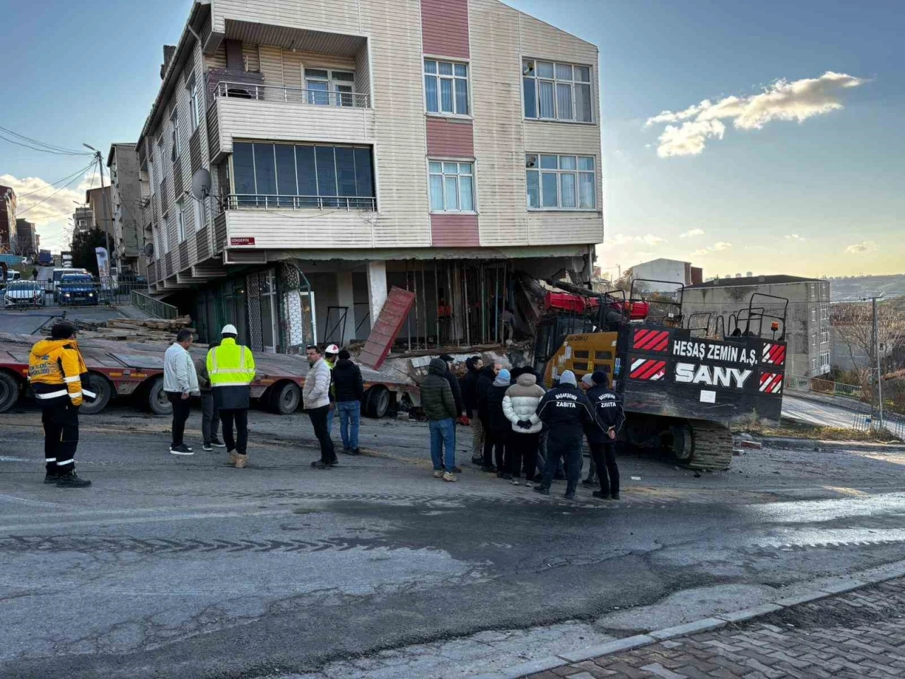 Başakşehir&rsquo;de binaya saplanan vincin &ccedil;ıkartılma &ccedil;alışmaları 5 saattir devam ediyor

