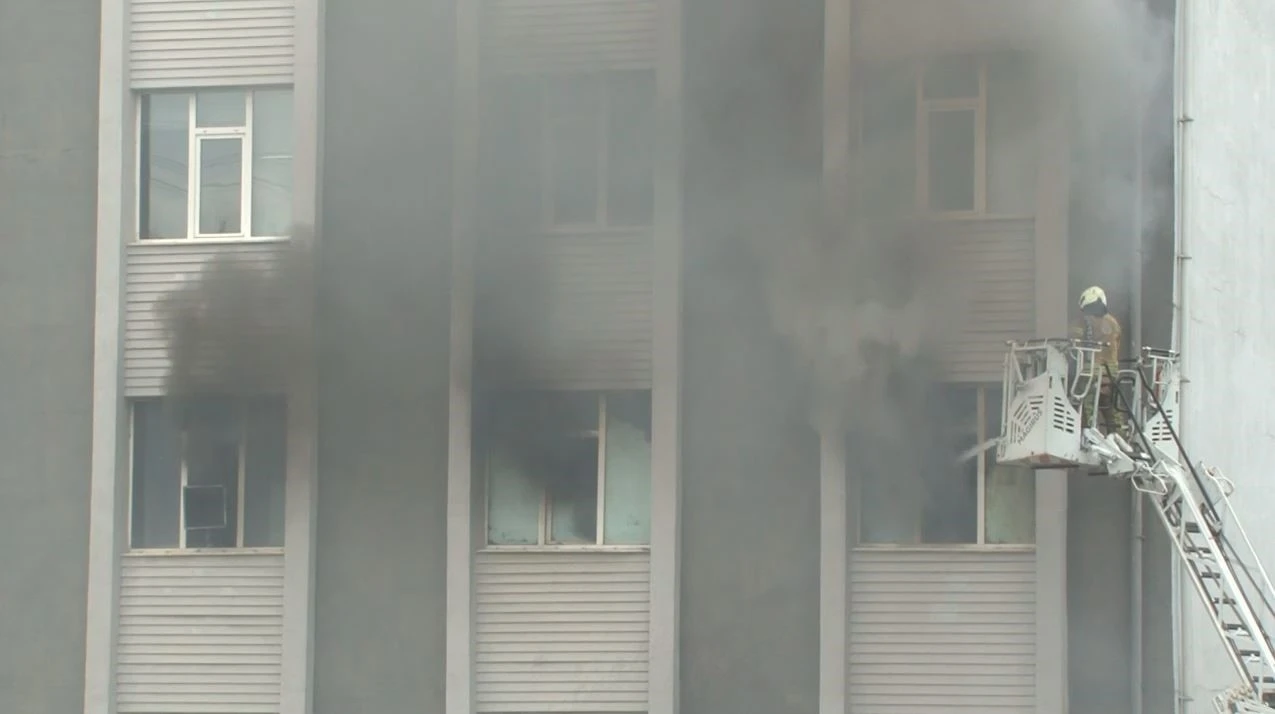 Başakşehir’de çorap imalathanesinde korkutan yangın
