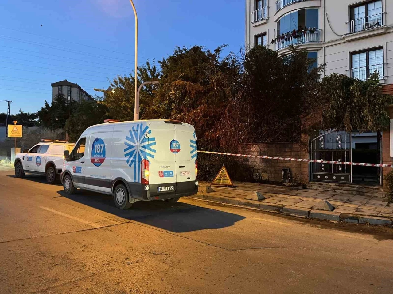 Başakşehir’de elektrik kablolarında çıkan yangın doğalgaz kutusuna sıçradı
