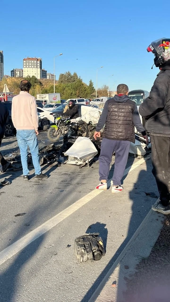 Başakşehir&rsquo;de feci kaza: 1 &ouml;l&uuml;, 2 yaralı
