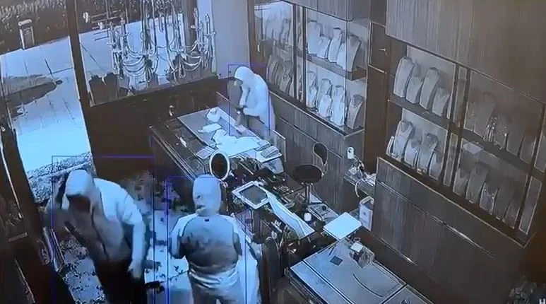 Başakşehir’de film sahnelerini aratmayan hırsızlık
