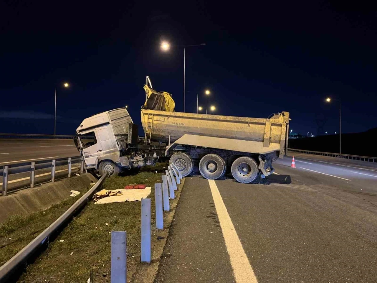 Başakşehir&rsquo;de hafriyat kamyonu bariyere girdi: 1 ağır yaralı
