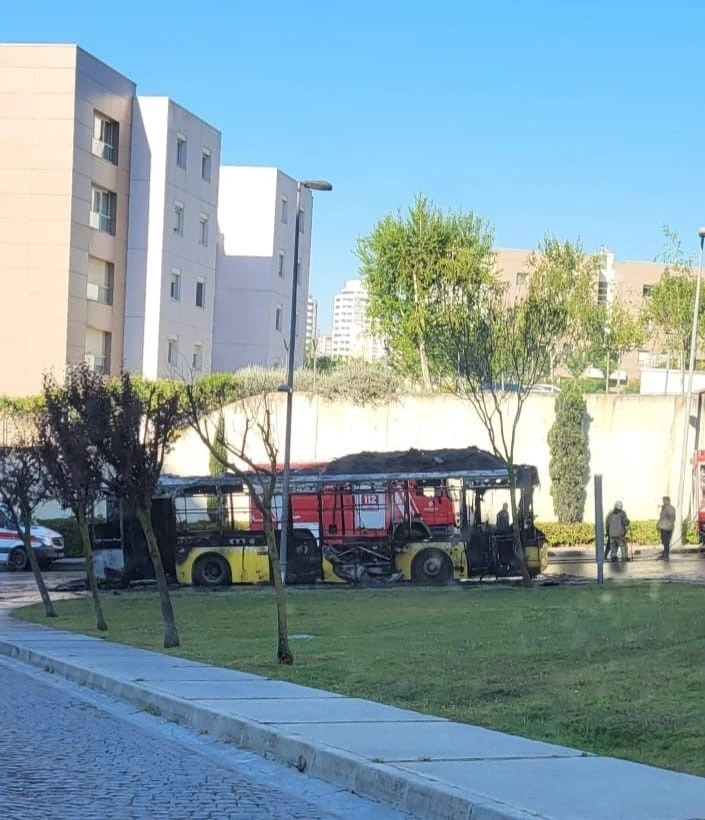 Başakşehir’de İETT otobüsü alev alev yandı
