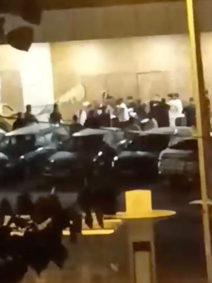 Başakşehir&rsquo;de iki grup birbirine girdi: Sopa ve flama direkleriyle saldırdılar
