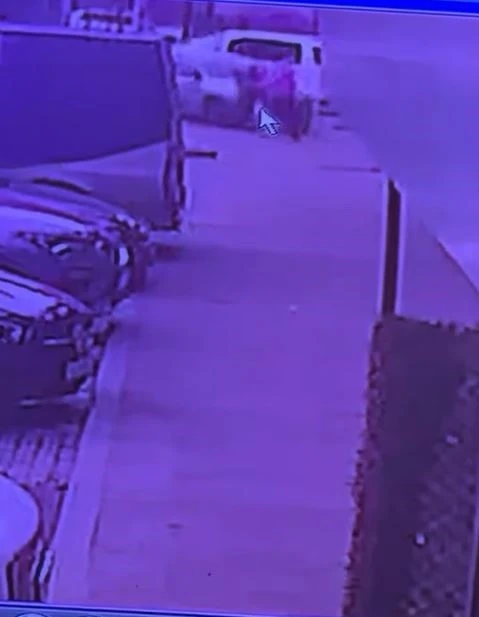 Başakşehir&rsquo;de kaldırımda y&uuml;r&uuml;yen yayalara otomobil &ccedil;arptı
