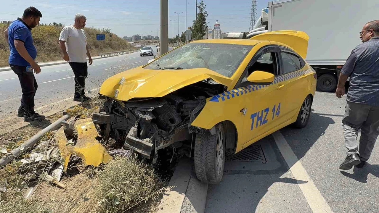 Başakşehir’de kontrolden çıkan taksi refüje çıktı: 1 yaralı
