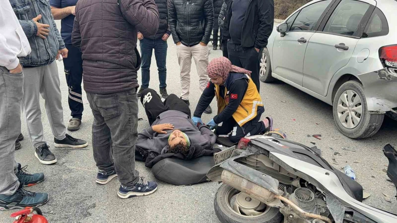 Başakşehir’de motosiklet üzerinde tartışırken önlerindeki otomobile çarptılar: 2 yaralı