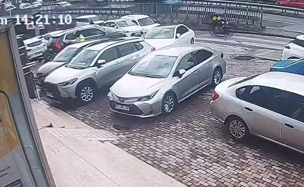 Başakşehir&rsquo;de &ouml;dedikleri borcu, silahla gasp etmeye &ccedil;alıştılar
