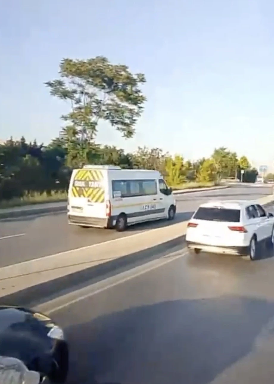 Başakşehir’de ters yönde ilerleyen araçlar trafikte tehlike saçtı
