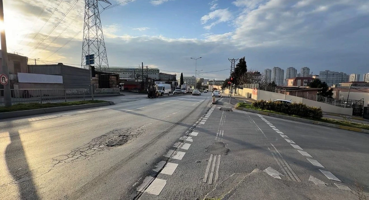 Başakşehir&rsquo;de tırın altında kalan motosiklet s&uuml;r&uuml;c&uuml;s&uuml; &ouml;l&uuml;mden d&ouml;nd&uuml;
