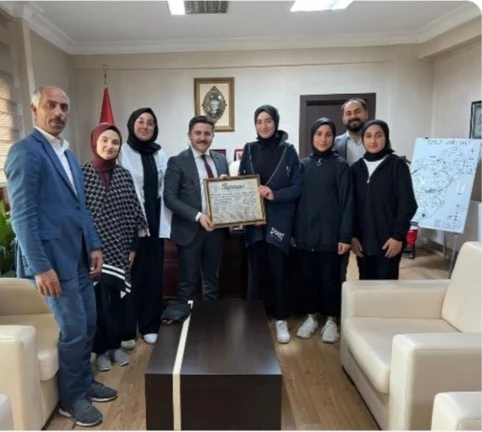 Başarılı &ouml;ğrenciler projelerini Kaymakam Bulut&rsquo;a sundu
