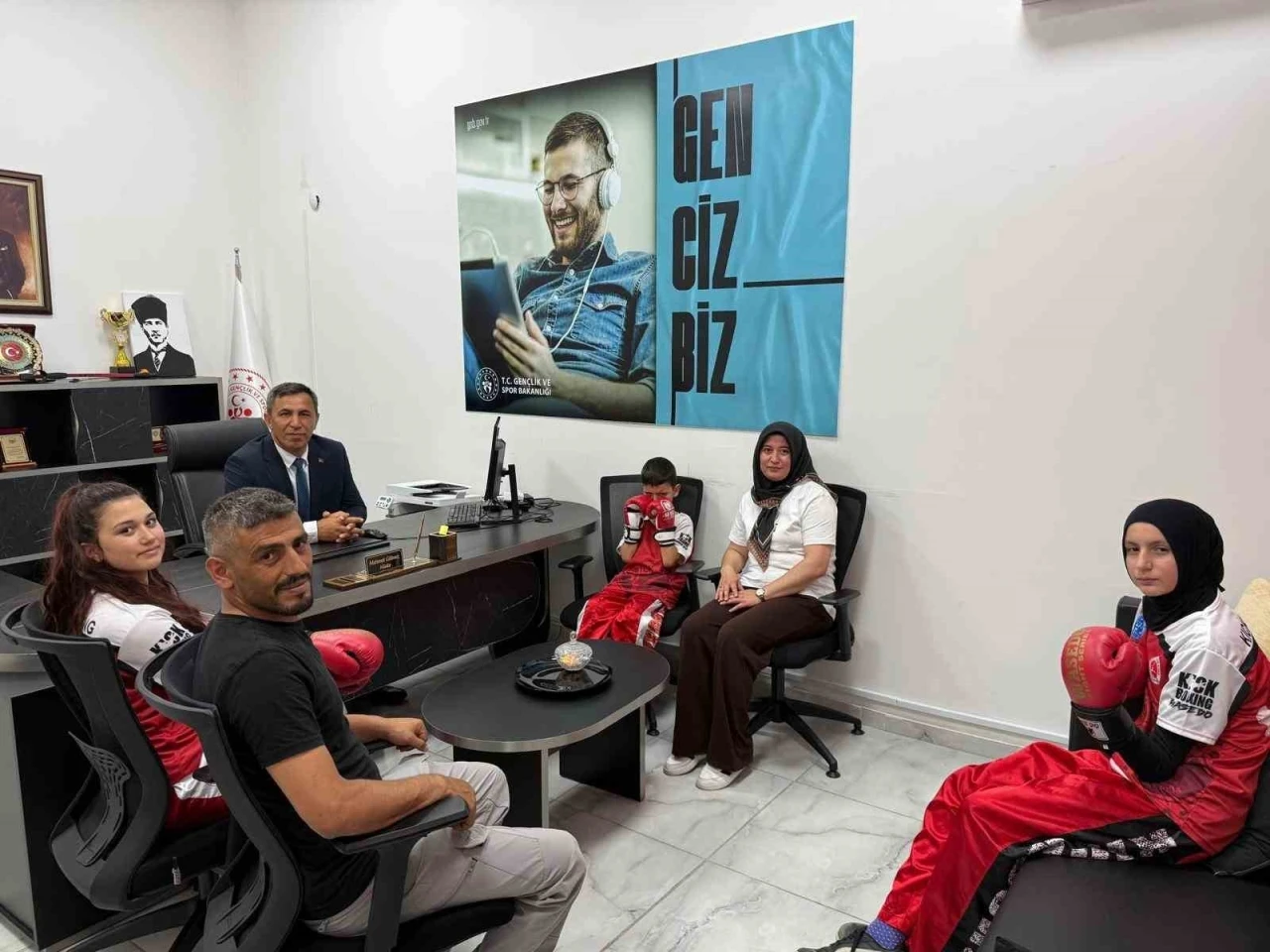 Başarılı sporculardan Beylikova Gen&ccedil;lik ve Spor İl&ccedil;e M&uuml;d&uuml;r&uuml; G&uuml;lmez&rsquo;e ziyaret
