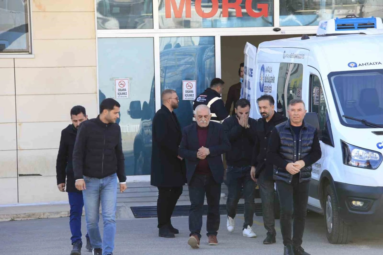 Başından vurulmuş halde eşi tarafından hastaneye g&ouml;t&uuml;r&uuml;len kadın hayatını kaybetti
