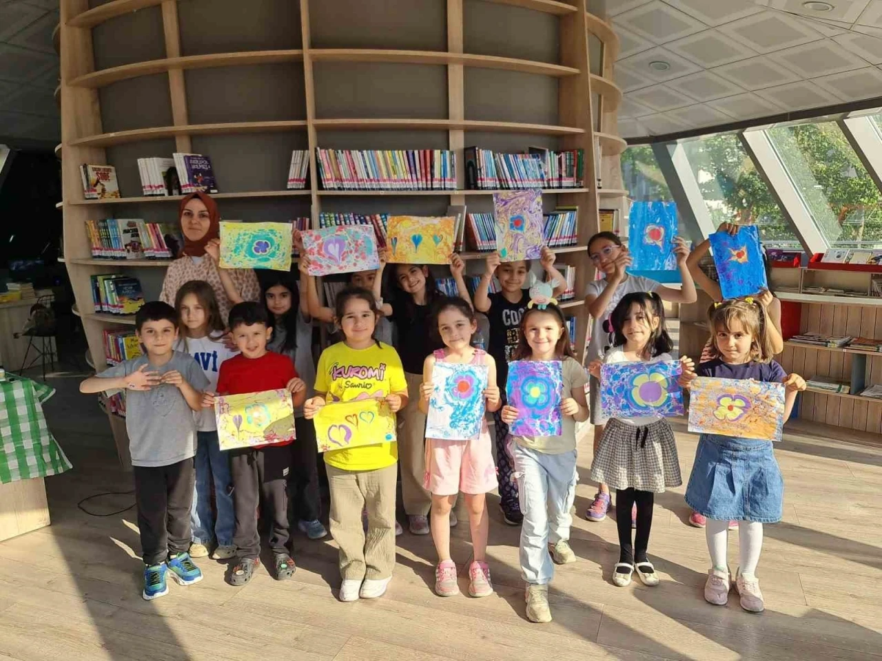 Başiskele&rsquo;de &ccedil;ocuklar ebru sanatıyla tanıştı
