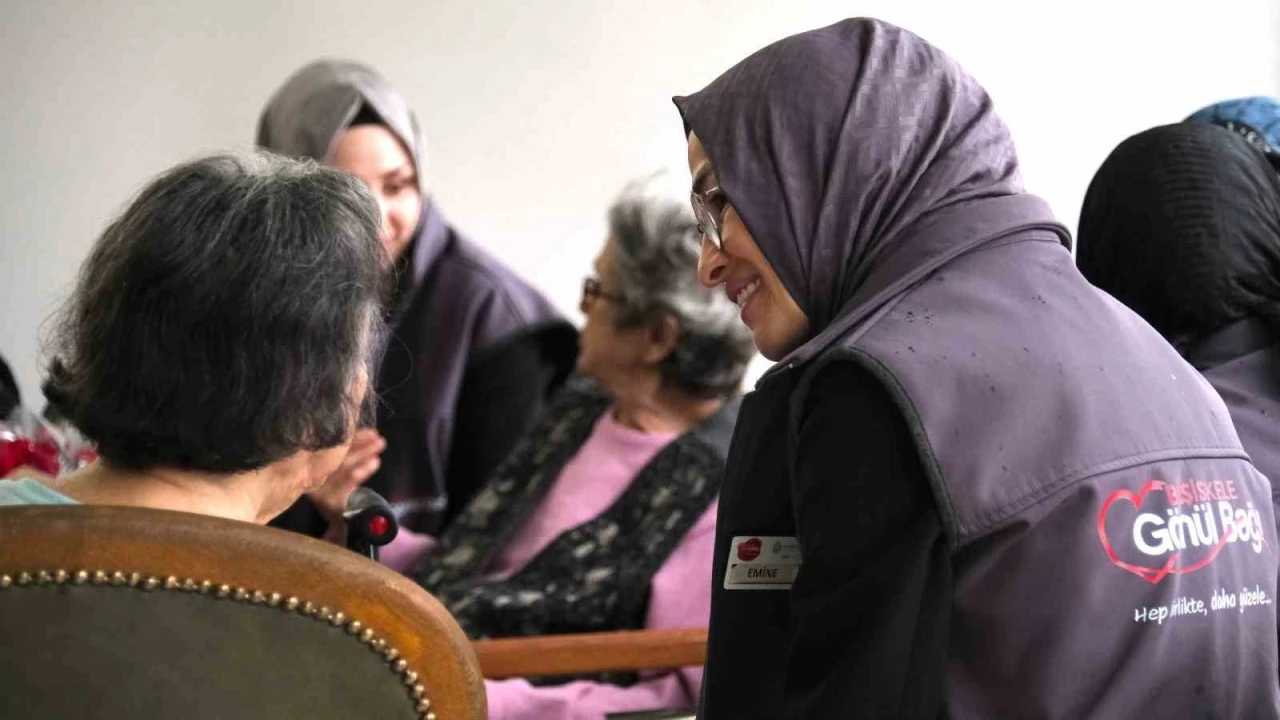 Başiskele&rsquo;de "G&ouml;n&uuml;l Bağı" g&ouml;n&uuml;ll&uuml;leri huzurevi sakinleriyle buluştu
