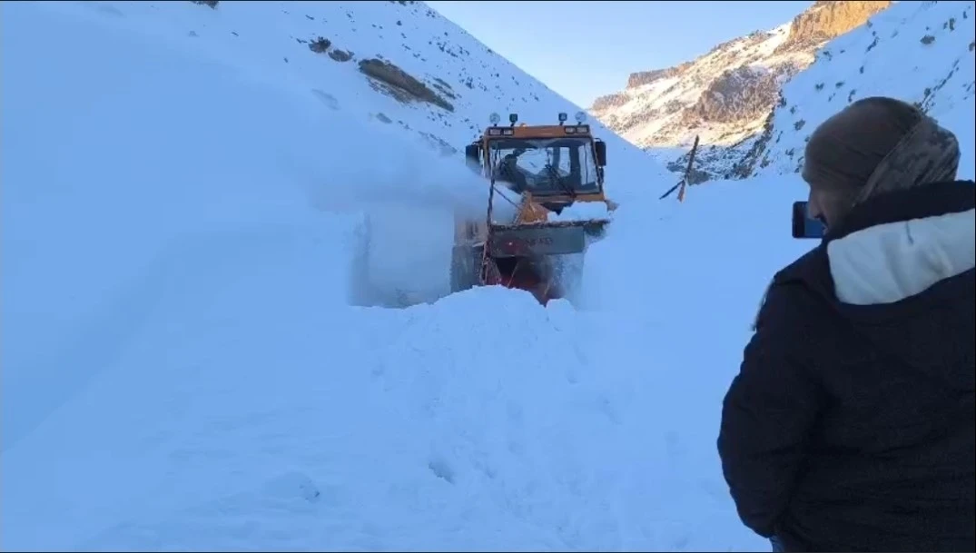 Başkale&rsquo;de &ccedil;ığ nedeniyle kapanan yol ulaşıma a&ccedil;ıldı
