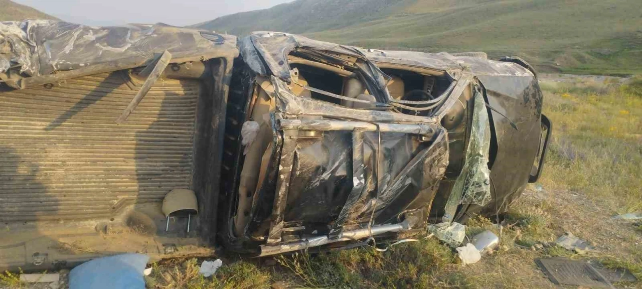 Başkale’de kamyonet takla attı: 4 yaralı
