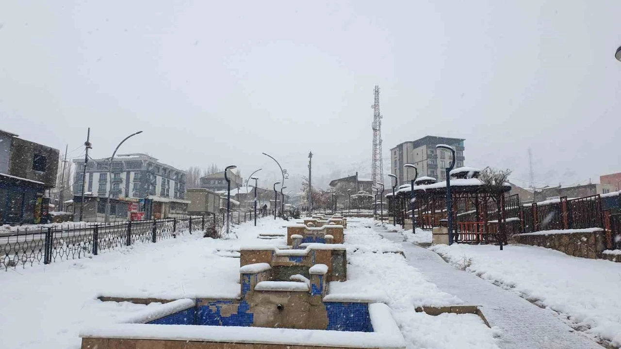 Başkale’de kar kalınlığı 20 santimetreyi geçti
