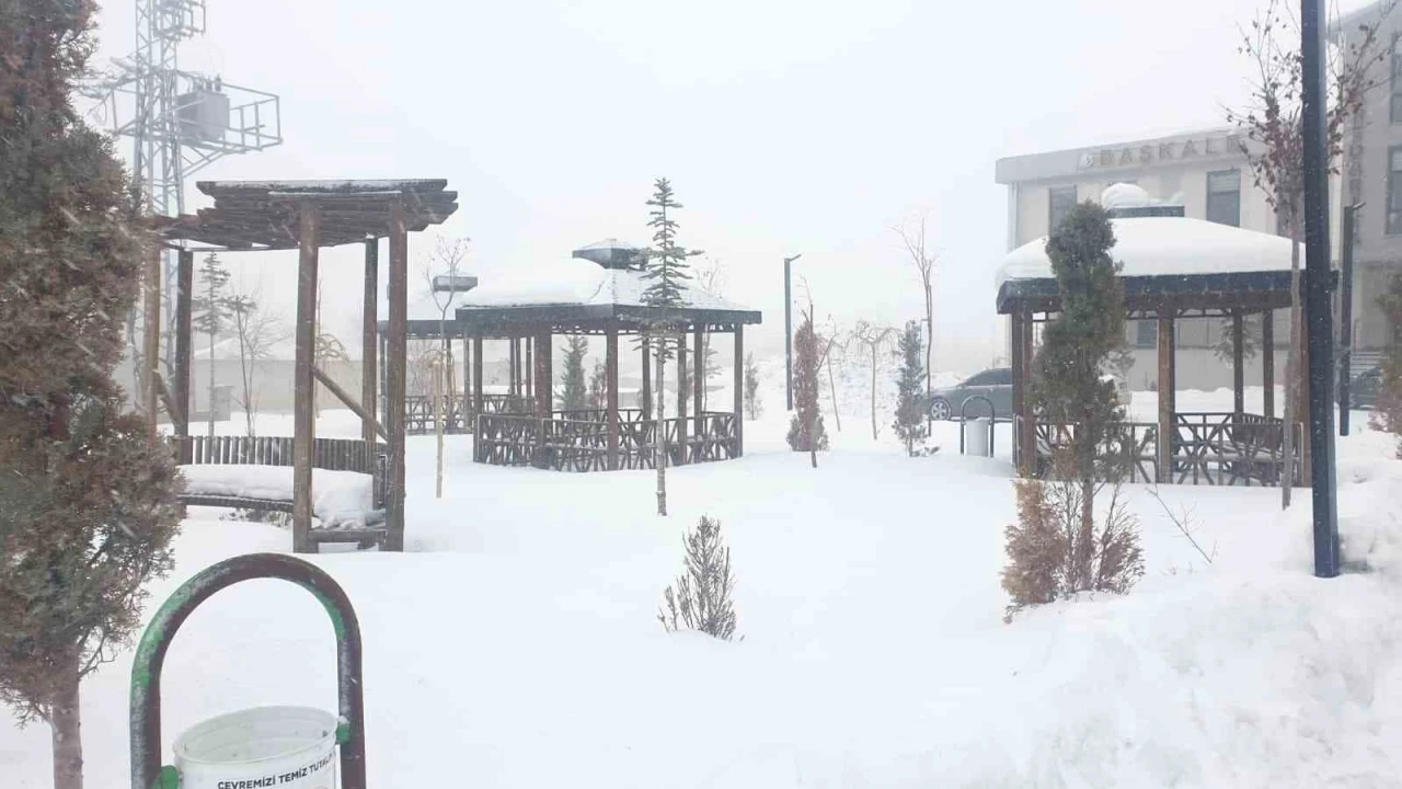 Başkale&rsquo;de kar yağışı başladı
