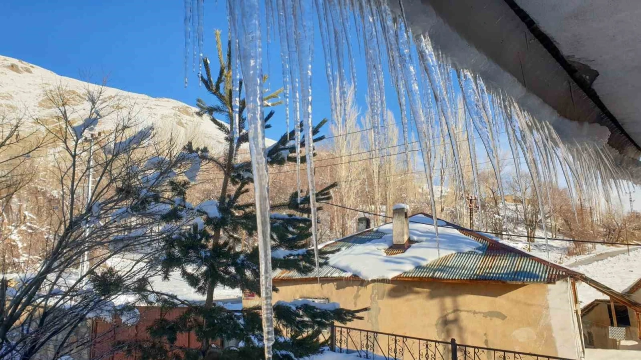 Başkale&rsquo;de soğuk hava &ccedil;atıları dondurdu
