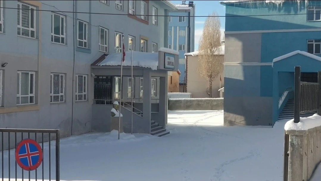 Başkale&rsquo;de taşımalı eğitime 1 g&uuml;n ara verildi
