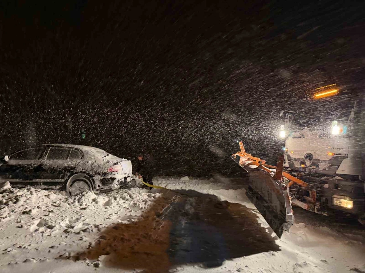 Başkale&rsquo;de yoldan &ccedil;ıkan otomobil kara saplandı
