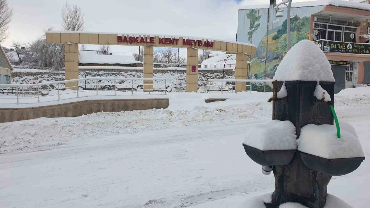 Başkale kara g&ouml;m&uuml;ld&uuml;, 88 yerleşim yerinin yolu kapandı
