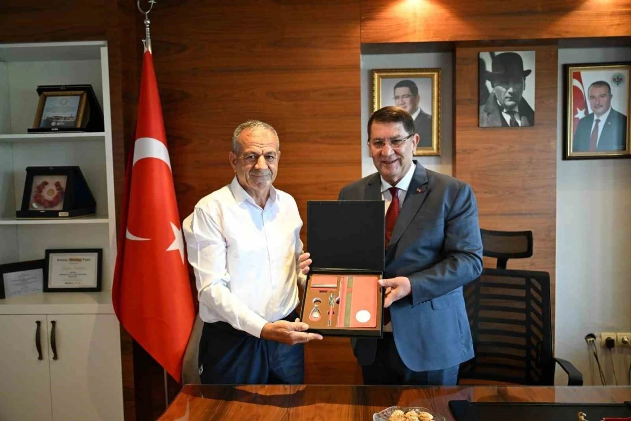 Başkan Adlıhan Dere: &quot;Esnafımızın olduğu her yerdeyiz&quot;
