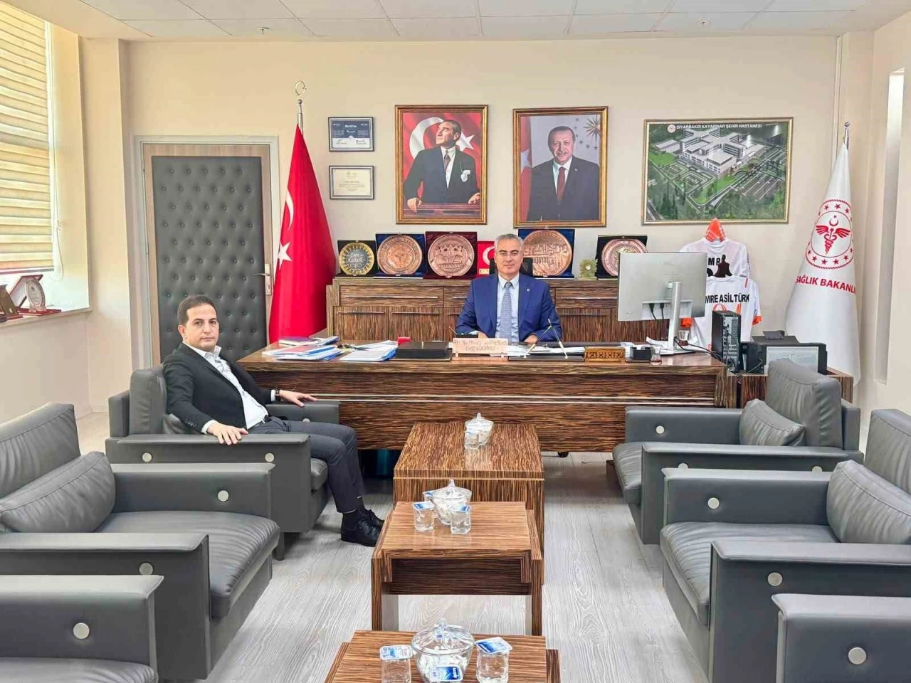 Başkan Ak&uuml;z&uuml;m, sağlık &ccedil;alışanlarının sorunlarını İl Sağlık M&uuml;d&uuml;r&uuml; Asilt&uuml;rk&rsquo;e iletti
